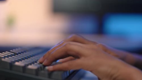 Une programmeuse saisit le code sur le clavier la nuit