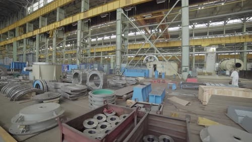 Un grand intérieur d'entrepôt industriel avec des machines et des pièces pour le stock de fabrication et d'assemblage