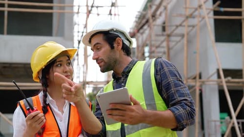 Aufnahmen von Bauarbeitern, Konzeptingenieur, Vorarbeiter, Bauarbeiter, Arbeiter auf der Baustelle.