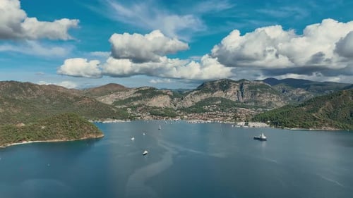 Marina-Szene aus der Luft an der Küste von Göcek