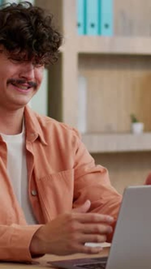 Hombre de negocios caucásico desesperado, reacción emocional, fracaso, trabajo en línea, error en la computadora portátil, batería baja