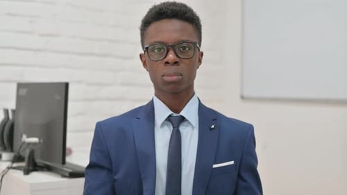 Joven empresario con expresión neutra