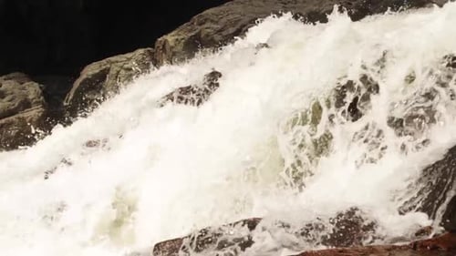 El poderoso poder de la cascada. Rápidos que atraviesan rocas, cataratas Chippewa, Sault Ste. María,