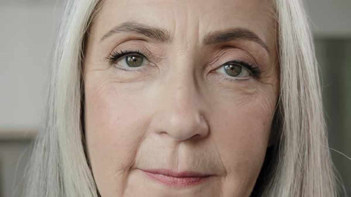 зрелые волосатые Крупным планом Женский портрет Пожилая леди Блондинка Седая Зрелая женщина Мудрая бабушка Красивая Старшая , Стоковые видеоматериалы Включая: старая женщина и одинокий привлекательный - Envato