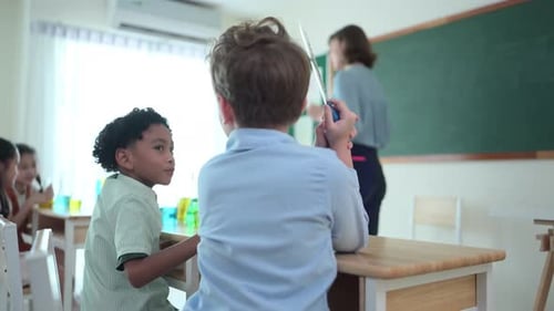 Teacher and students, Learn and experiment with science in a school science classroom.