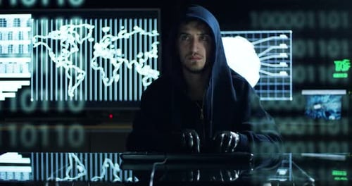 O hacker tenta entrar no sistema usando códigos e números para descobrir a senha de segurança. O hac