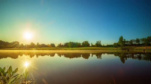 Chronologie du soleil se levant sur une rivière, reflet de magnifiques rayons de soleil