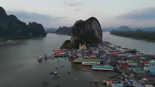 Luftbild des schwimmenden Dorfes Ko Panyi in Thailand