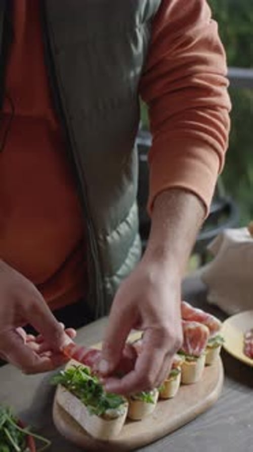 Chef préparant des bruschettas à la viande
