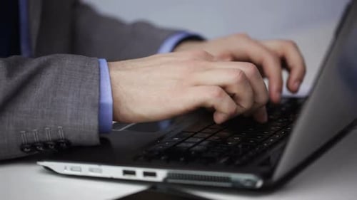Konzept für Menschen, Unternehmen, Technologie und Büroarbeit - Nahaufnahme von Geschäftsmannen, die auf dem Schoß tippen...