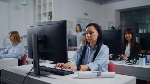 Diverses femmes travaillant dans le département financier d'une entreprise moderne, emploi et carrière de taille moyenne