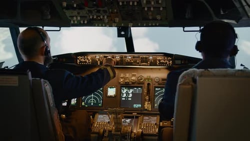 Equipe diversificada de capitão e copiloto usando o comando do painel