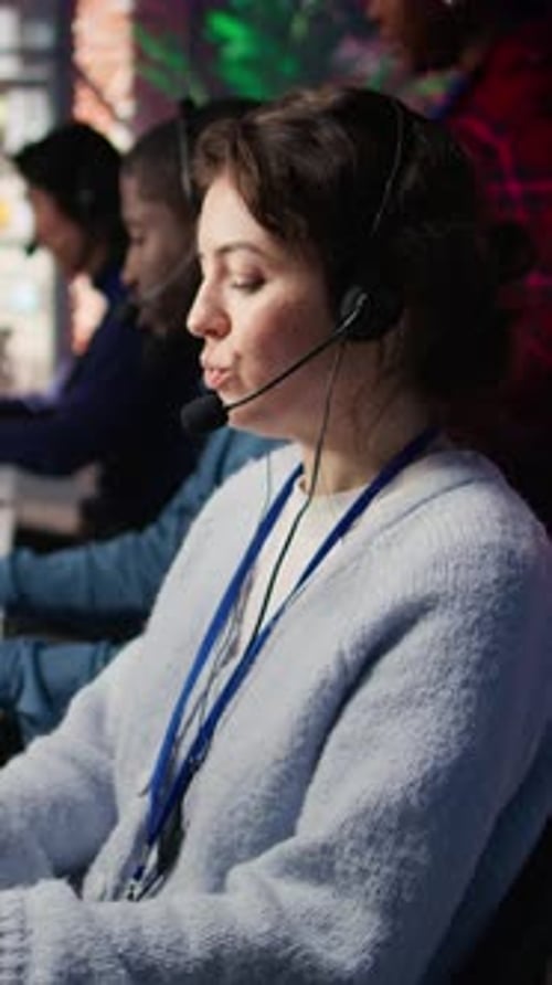 Vertical Video Call Center Worker Using Artificial Intelligence Software