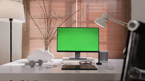 Maqueta de Dolly en el monitor de la pantalla del ordenador con tecla cromática de pantalla verde.