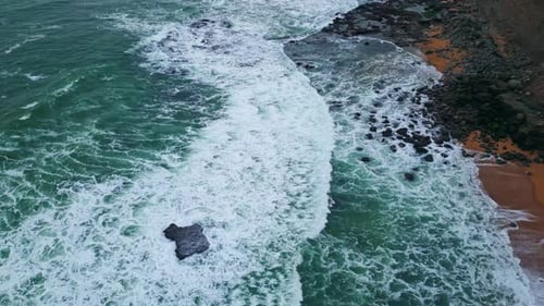 Schäumendes Wasser, winkender Strand, Felsen, Nahaufnahme, Meer, Brandung, Waschen, Kieselsteine, Küste