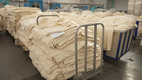 Stoffrollen in einer Näherei in Produktion