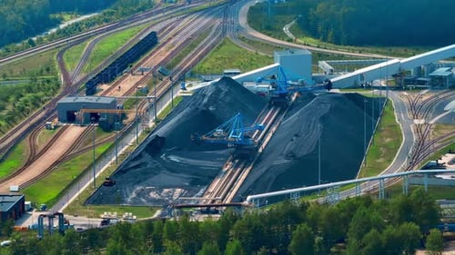 Schwerindustriepark mit Kraftwerk und Kohlemassenlager.