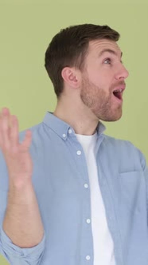 Eindruck eines schockierten Mannes, der vor Überraschung oder Freude schreit und die Hände hebt (Vertikales Video)