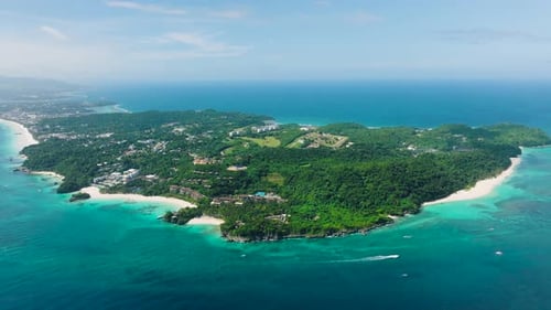 Idílicos resorts costeiros cercados por uma vegetação exuberante, Ilha de Boracay, Filipinas