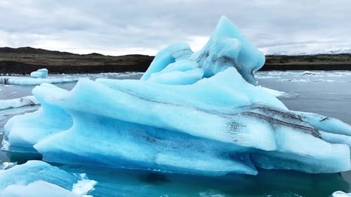 Eisberg im Meer Riesige Brocken blauen Gletschereis schwimmen auf den Wellen Arktische Natur in Island