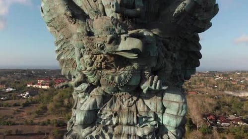Vue aérienne de la statue de Garuda Wisnu Kencana par drone