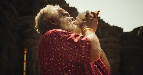 Vidéos sur l'hindouisme, la religion et la culture de l'Asie du Sud : photo authentique d'un moine senior indien Blo