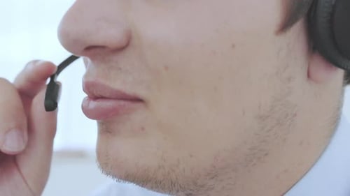 Gros plan, conversation et un homme avec un casque dans un centre d'appels pour obtenir des conseils, du soutien et de la communication