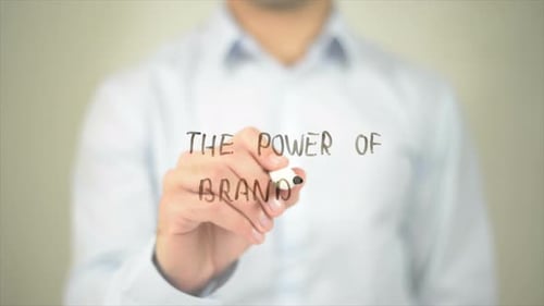 El poder de la marca, el hombre escribe en una pantalla transparente