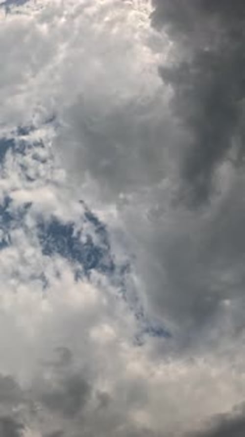 Timelapse : cumulus moelleux se déplaçant dans un ciel lumineux au coucher du soleil, nature aérienne abstraite, océan d'été