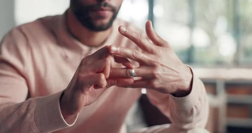 Scheidung, Hände und Mann im Haus mit Ring, Entscheidung und geheimer Partner in der Ehe mit Wahl