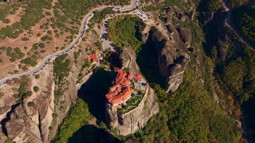 Vue aérienne de monastères parmi des formations rocheuses, Grèce.