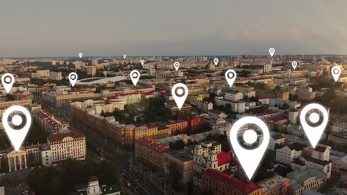 Vue aérienne du centre-ville avec des marqueurs de localisation indiquant les différents quartiers de la ville.