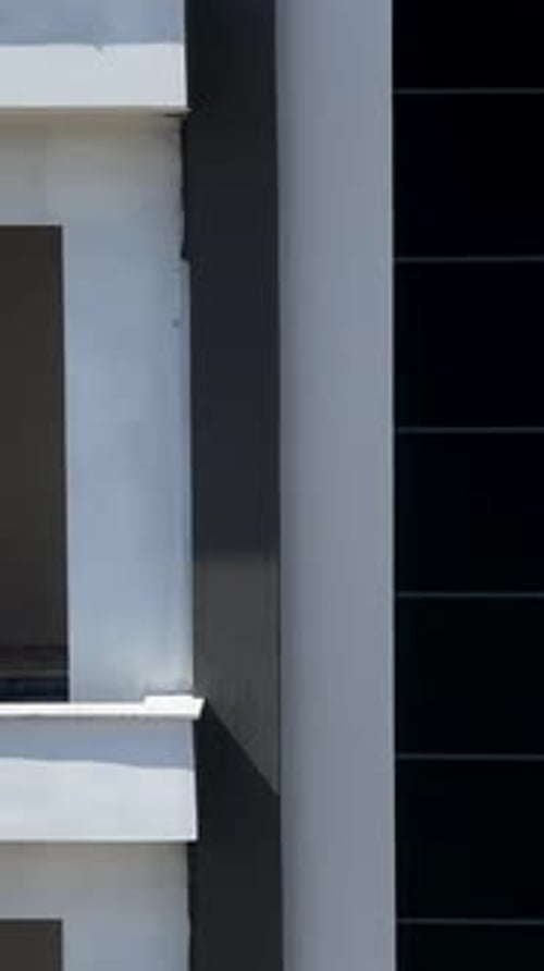 Vídeo vertical que captura la perspectiva de un Zumbido de construcción costera sobre el trabajo en el mar Mediterráneo