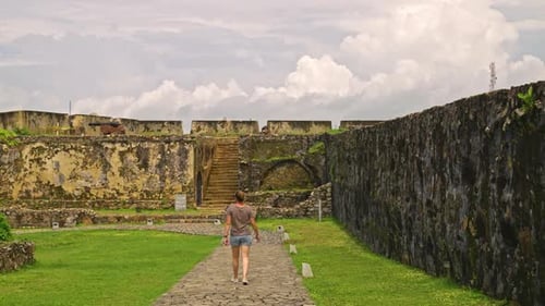 Rückansicht einer Frau, die die Mauer des holländischen Forts von Galle entlang geht und die Überreste beobachtet, Sri Lanka