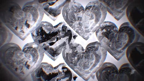Alte Negativfolie mit Stop-Motion-Collage aus in Papier eingewickeltem Keksherz