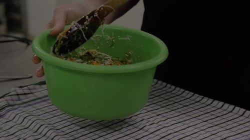 Mélangez les ingrédients des petits pains asiatiques dans un bol avant l'assemblage.