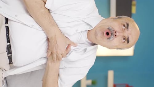 Vertikales Video eines alten Mannes mit Brustschmerzen.