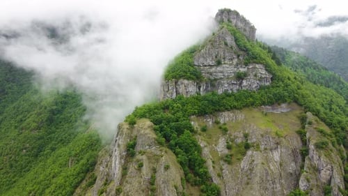 Nuvens acima da floresta de montanha Vista aérea da névoa matinal voando através de uma natureza maravilhosa e inspiradora