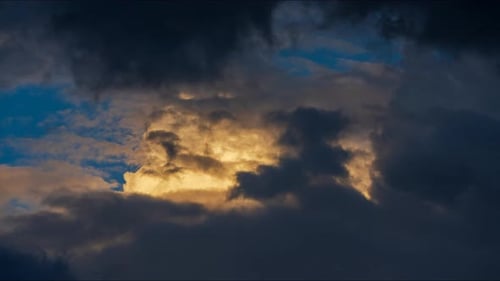 Cielo texturizado que forma intrincados patrones durante la tormenta vespertina