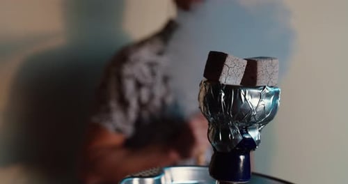 Shisha rauchender Mann mit kohlefarbener Shisha-Schale, Nahaufnahme