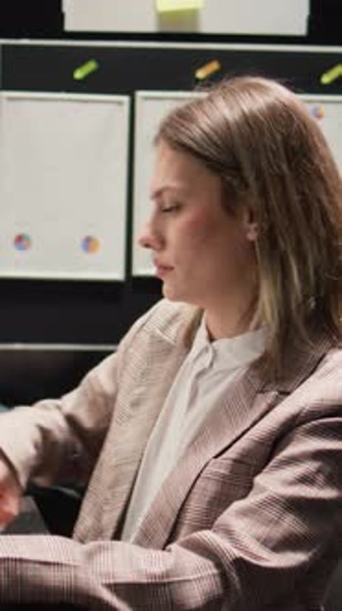 Vídeo vertical: policial feminina saindo do escritório