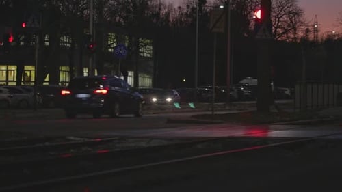 Cruce de poco tráfico en los suburbios con semáforos y personas solteras en el paso peatonal de cebra. Sencillo y simple