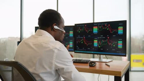 Fokussierter Crypto Trader-Analyst betrachtet den Computerbildschirm und analysiert Börsendiagramme