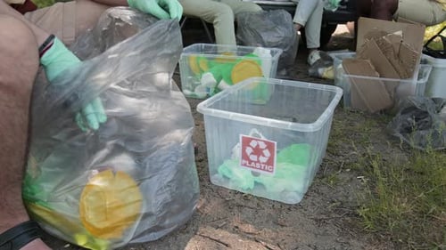 Activistas ecológicos irreconocibles clasifican basura plástica para reciclarla