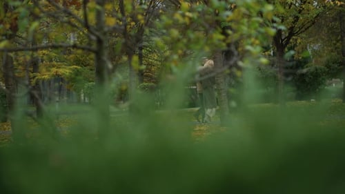 Liebevolles Seniorenpaar genießt einen erholsamen Herbstspaziergang im Naturpark