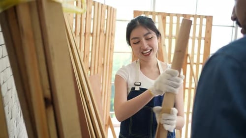 Schreinerarbeiter arbeiten in der Werkstatt