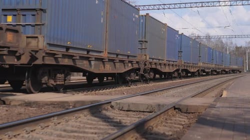 Güterzug bewegt Güterfahrzeug bewegt sich im industriellen Eisenbahnumfeld Güterzug