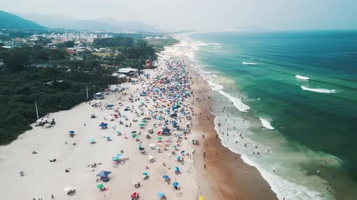 Praia brasileira com multidões Vista aérea da praia lotada no Brasil durante as férias de verão High