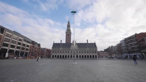 Vue de face de la place Ladeuze avec Œuvre d'art de Jan Fabre scarabée sur une aiguille. Leuven, Belgique