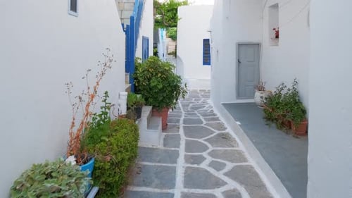 Marcher dans la rue Naousa sur l'île de Paros en Grèce